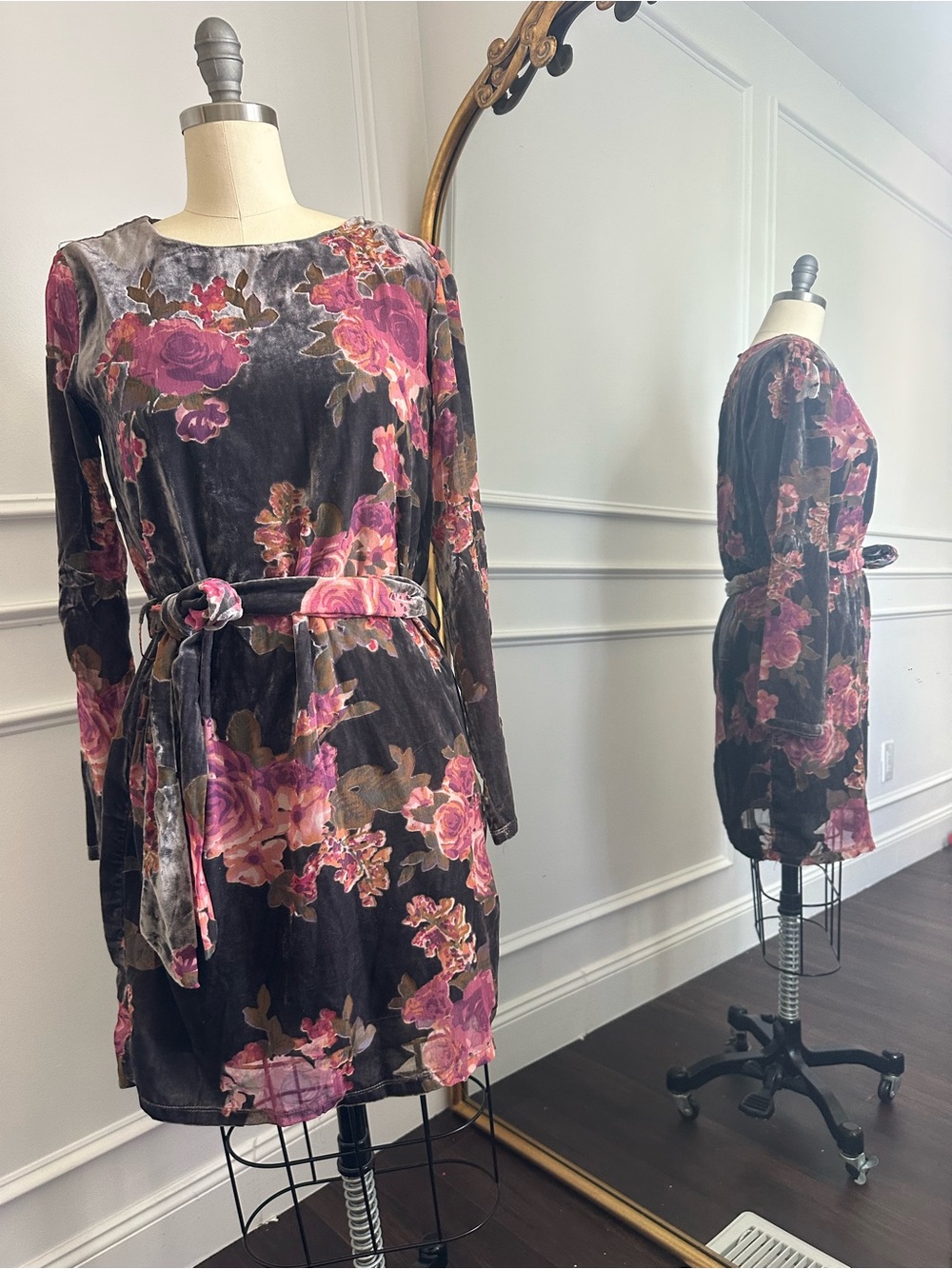 Dress Forum Pink Floral Velvet Long-Sleeve Mini Dress